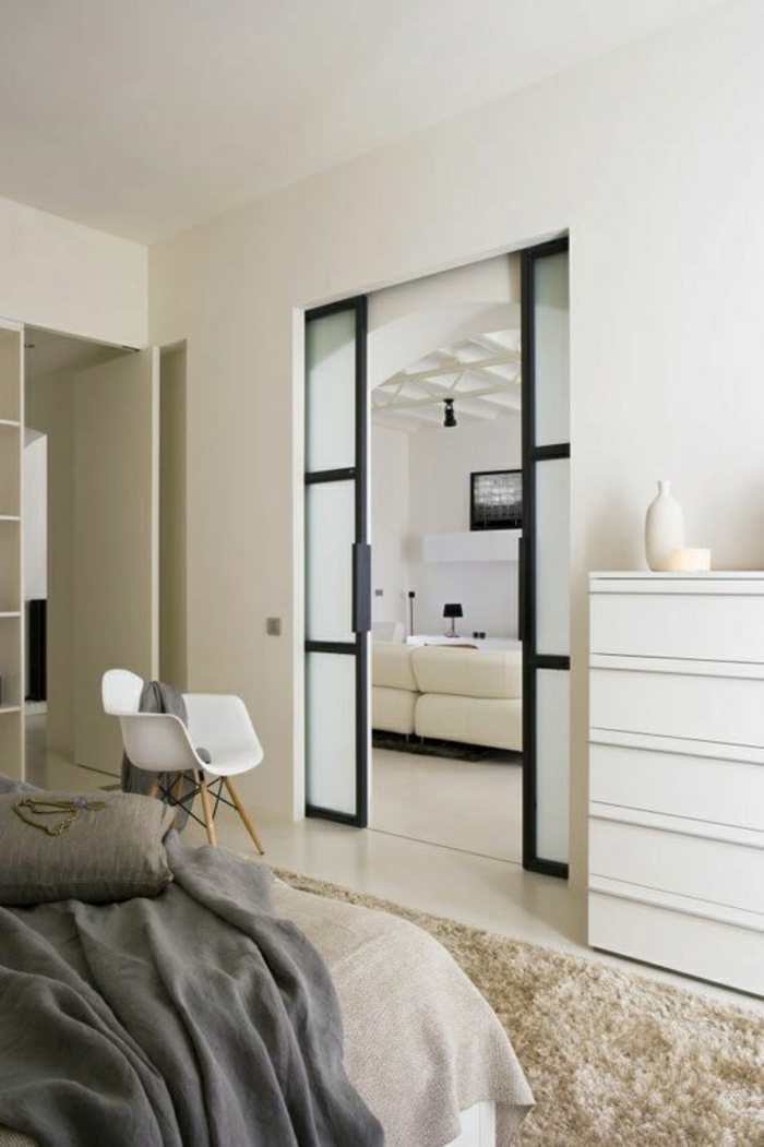 porte-entre-deux-chambres-coulissante-déco-blanc-tapis-beige-chaise-plastique-blanche