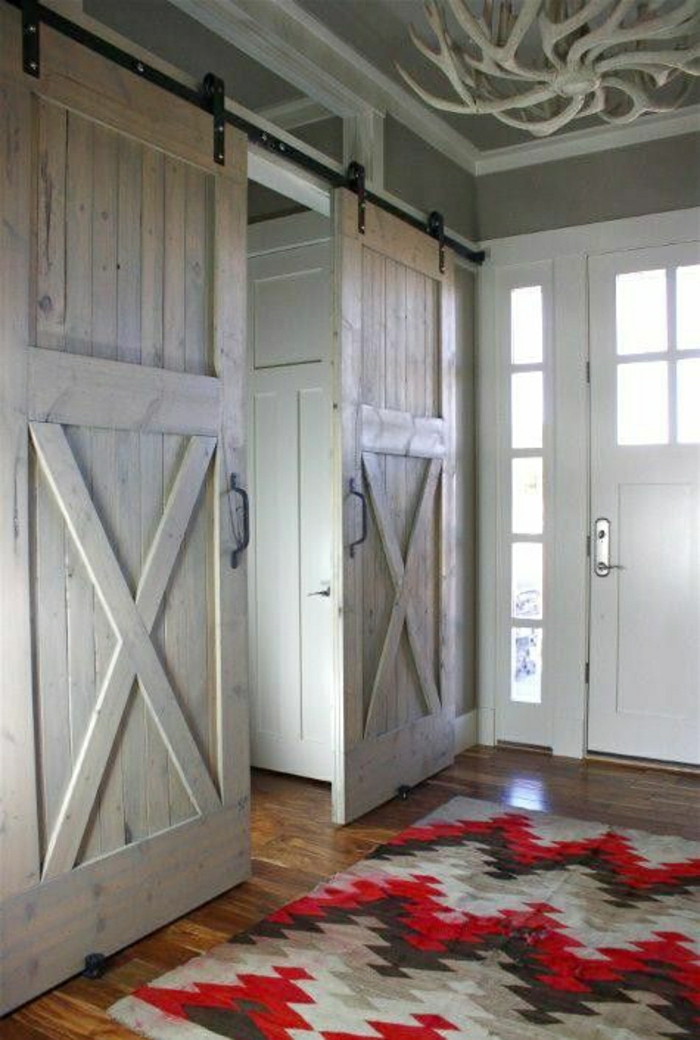 portes-en-bois-coulissantes-tapis-coloré-sol-parquet-porte-en-bois-blanche-extérieur