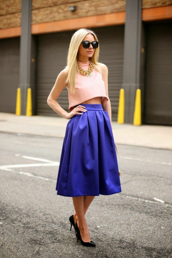 robe-mi-longue-bleue-chaussures-a-talons-femme-blonde-mode