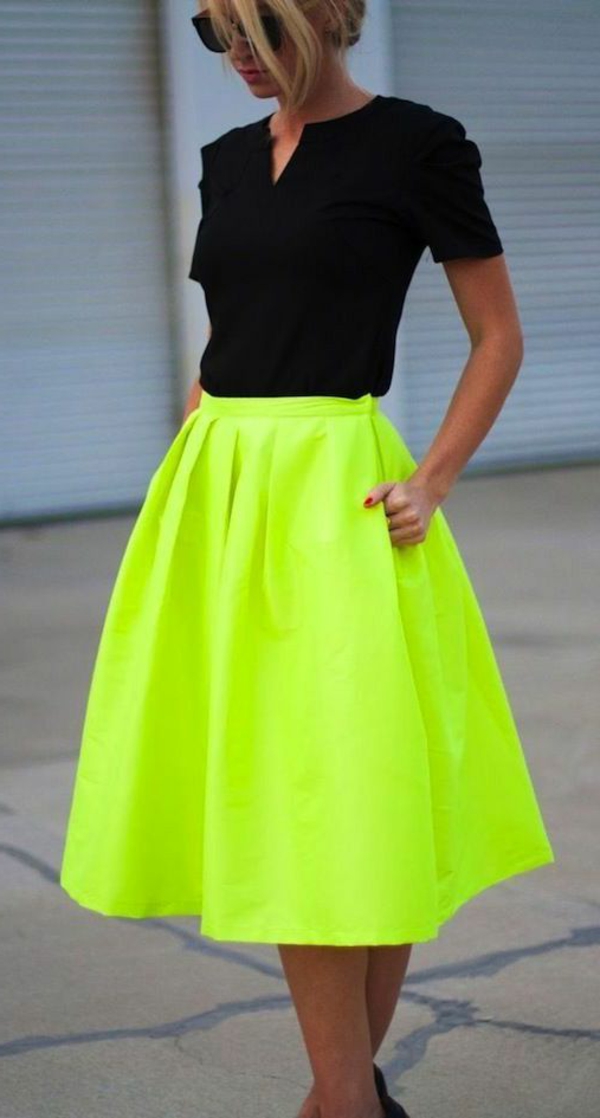 robe-mi-longue-vert-jaune-lunettes-de-soleil-femme-blonde