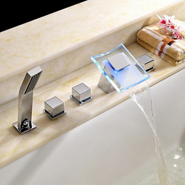 robinet-cascade-mitigeur-design-carré