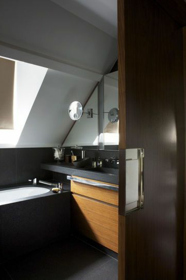 salle-de-bain-sous-pente-noir-luxe