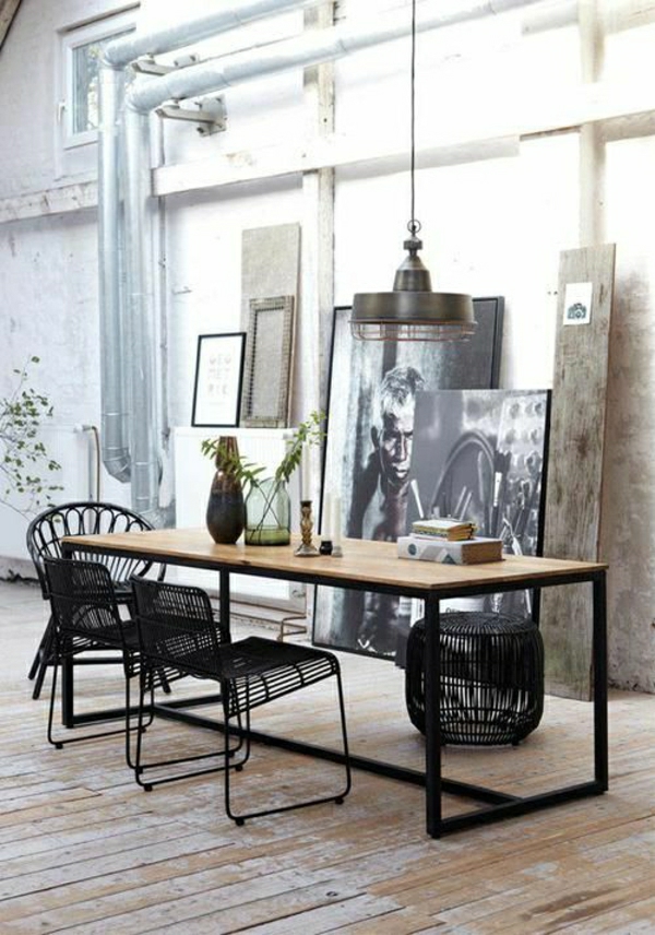 salle-de-séjour-moderne-chaises-noires-en-fer-peintures-murales