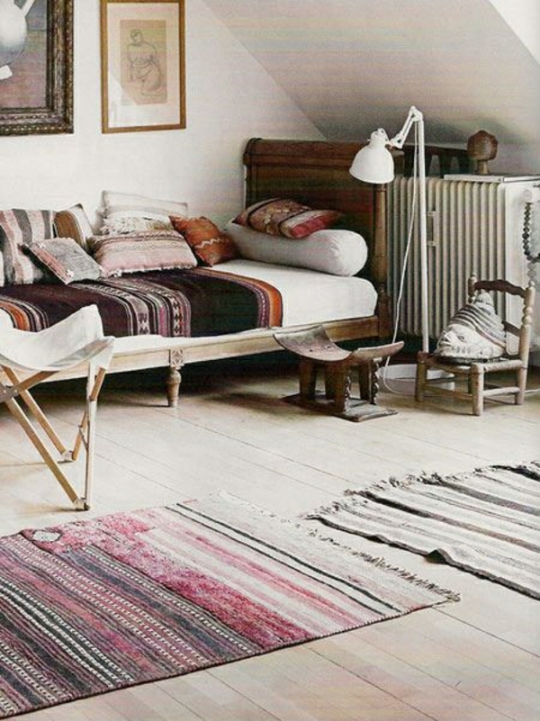 salon-deco-cocooning-canapé-beige-couverture-tapis-coloré-lampe-décorative-mur-en-bois