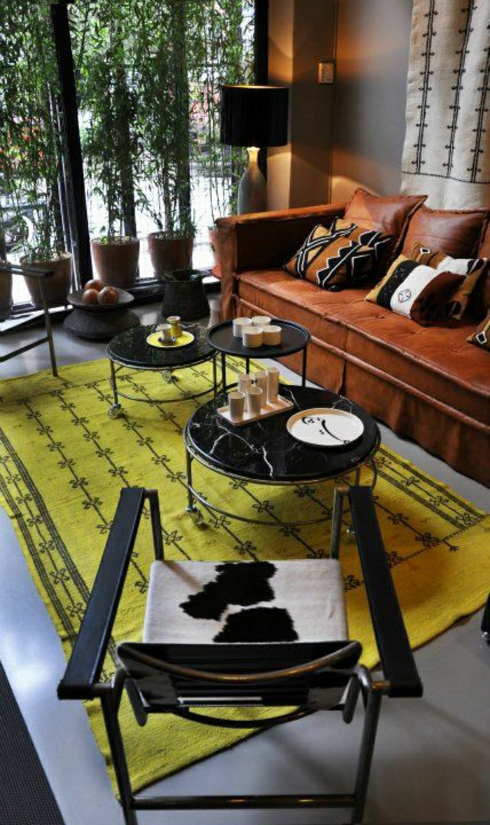 salon-en-cuir-tapis-jaune-fenetre-grande-lampe-décorative-canapé-en-cuir