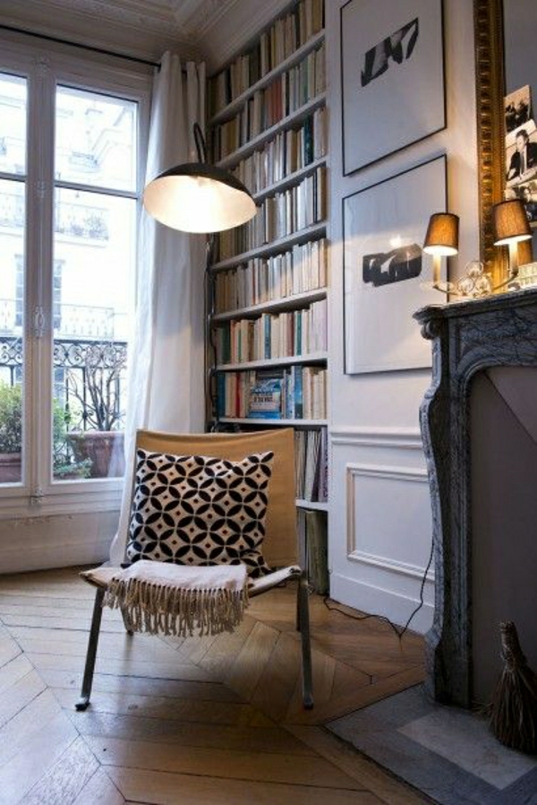 salon-vintage-sol-en-parquet-bois-fenetre-grande-livres-bibliothèque-cheminée