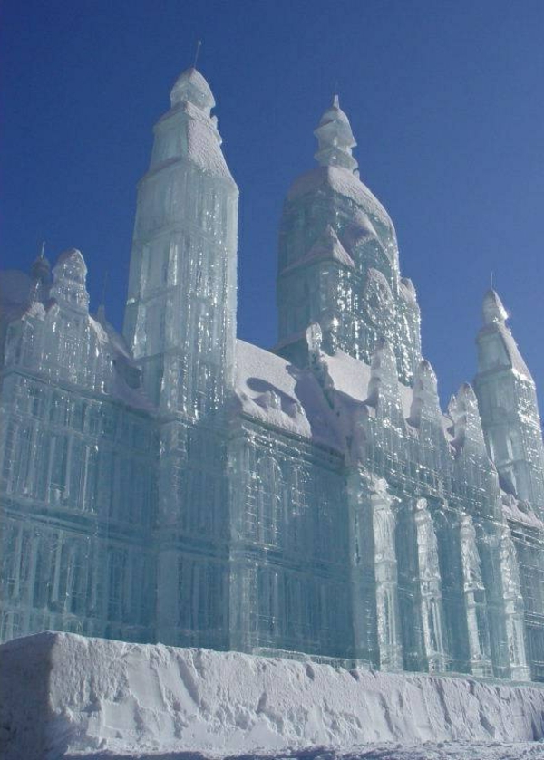 sculpture-de-glace-château-magnifique-en-glace