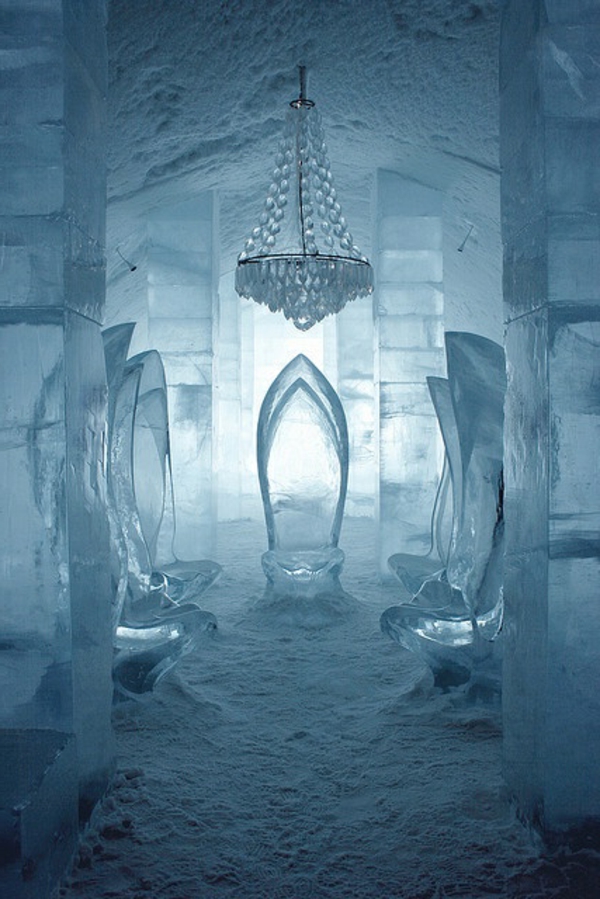 sculpture-de-glace-intérieur-fantastique-en-glace-et-neige