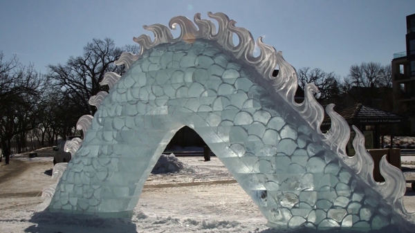 sculpture-de-glace-joli-fragment-en-glace