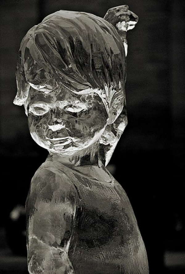 sculpture-de-glace-un-garçon-en-glace