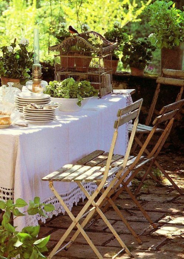 set-de-table-de-jardin-nappe-blanche-idée-magnifique-pour-la-table