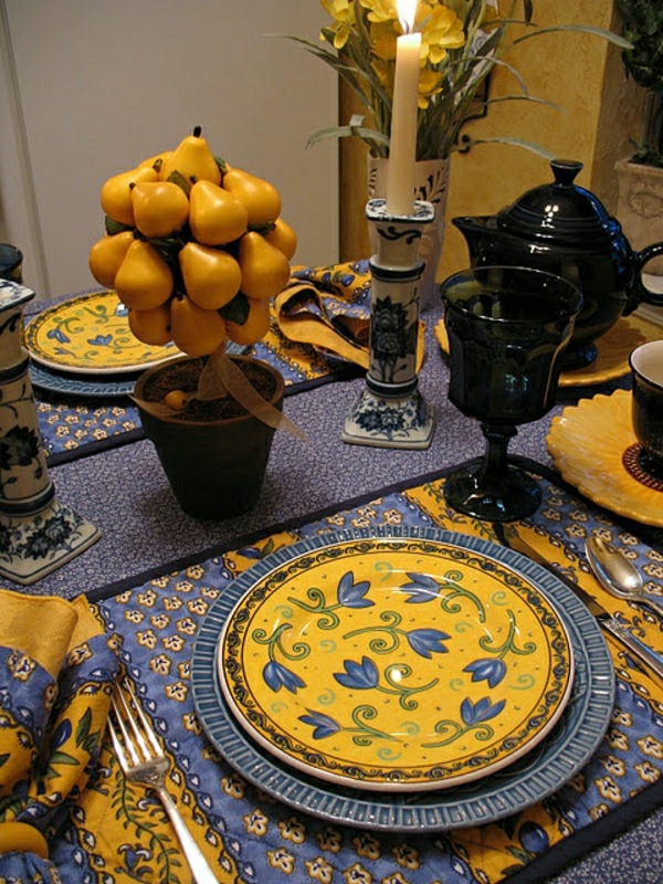set-de-table-jaune-bleu-serviette-de-table-colorée-jaune-bleu-bougie-diner