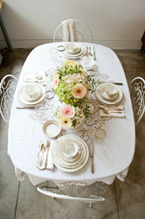 set-de-table-élégant-nappe-beige-en-lin-fleurs-chaises-en-fer-forgé