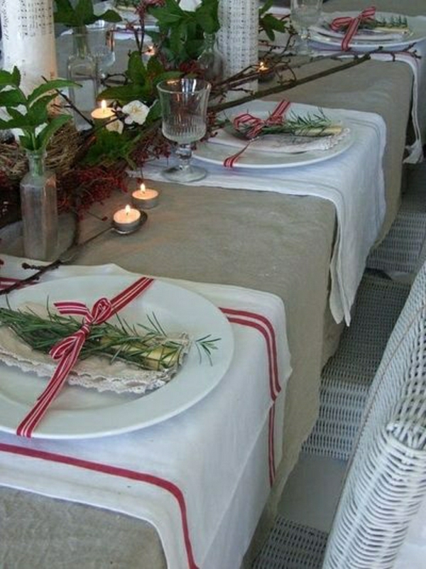 set-de-table-élégant-nappe-beige-en-lin-fleurs-décoration-noel-table-manger