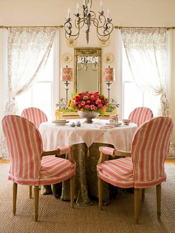 set-de-table-élégant-nappe-blanche-chaises-blanc-rouge-fleurs-de-table