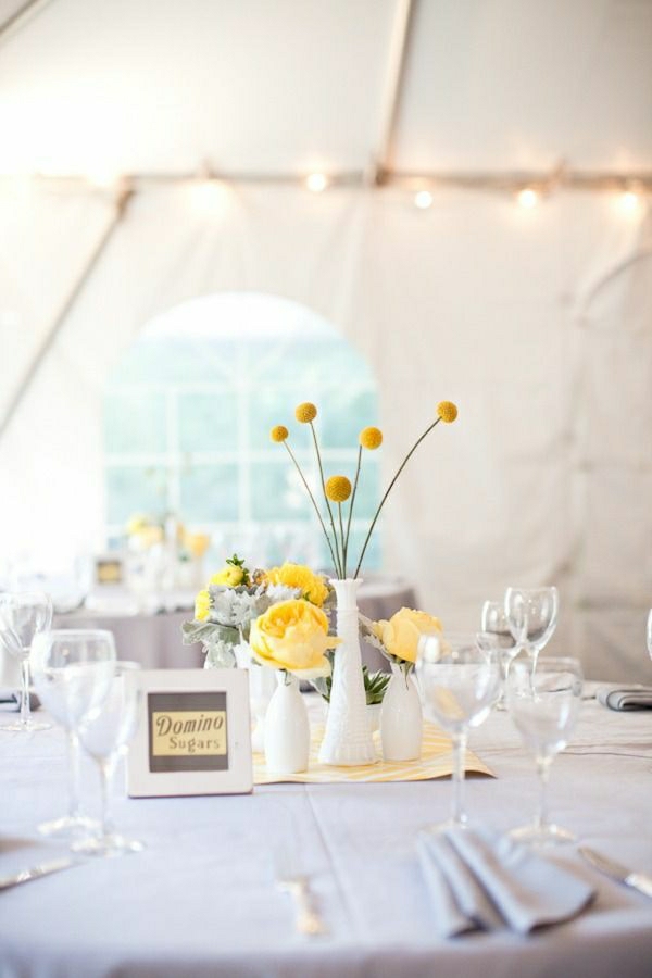set-de-table-élégant-nappe-gris-fleurs-jaunes-verre-de-vin-serviette-de-table-gris