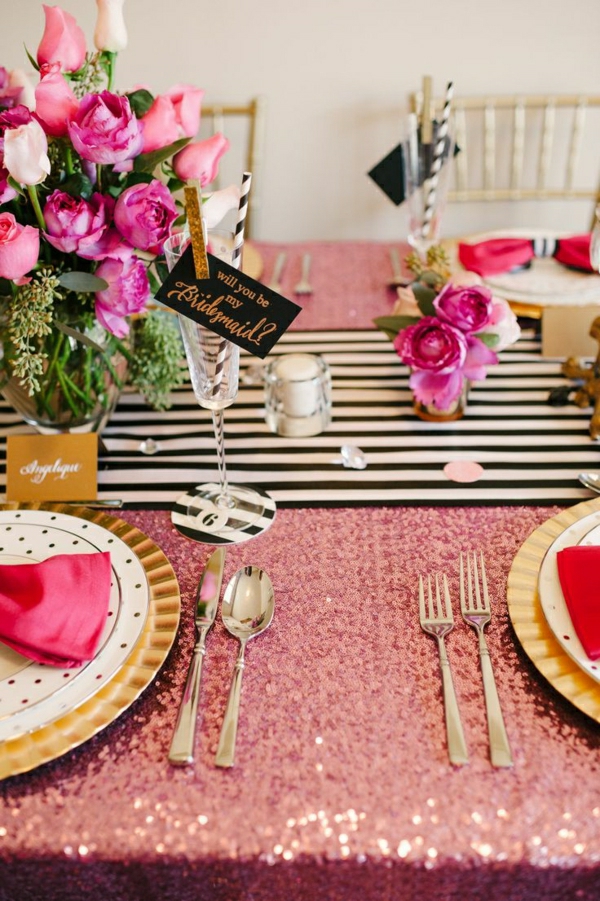 set-de-table-élégant-nappe-scintillante-décoration-de-table-avec-fleurs