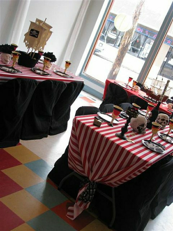 set-de-table-élégant-occasion-nappe-rouge-blanc-aux-rayures-bougie-nappe-noire