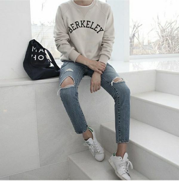 sweatshirt-chic-gris-femme-pantalon-denim-troué-mode-sneakers-blancs