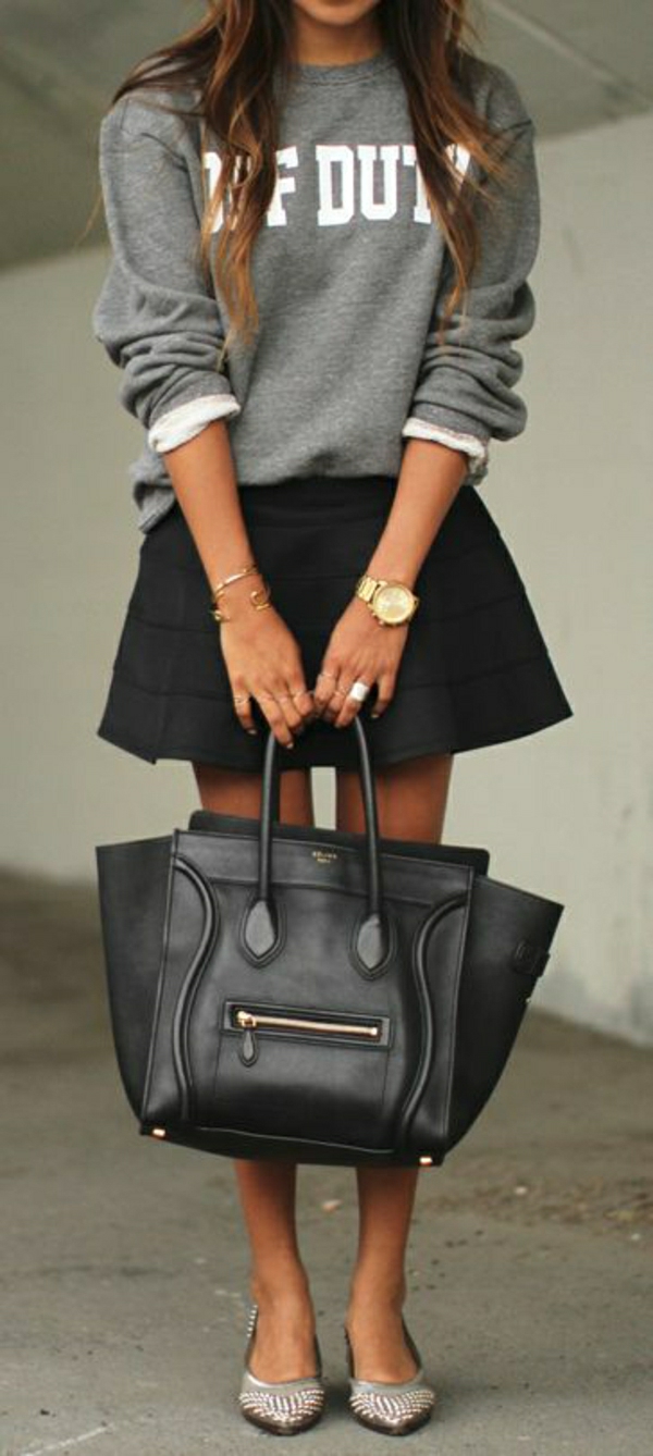 sweatshirt-femme-gris-jupe-évasée-noire-sac-en-cuir-noir