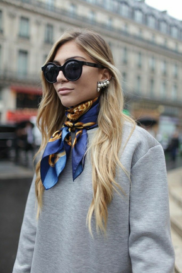 sweatshirt-élégant-gris-femme-bijou-lunettes-de-soleil