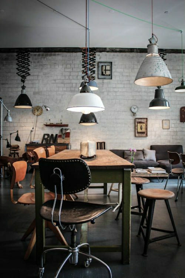 table-basse-industrielle-en-bois-chaises-en-fer-forgé-lustre-blanc-décoration-murale