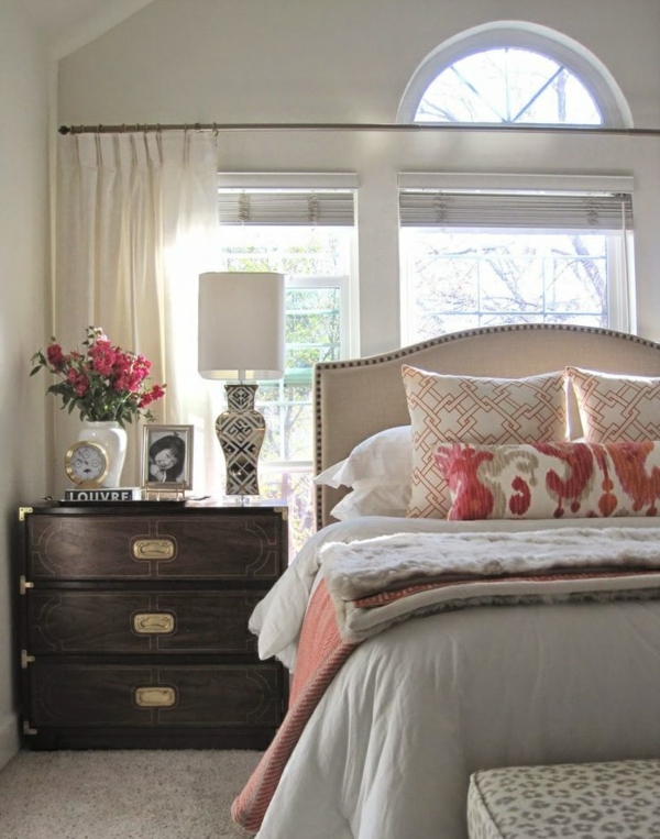 table-chevet-chambre-à-coucher-casse-coffre-lampe-horloge-photo-fleurs