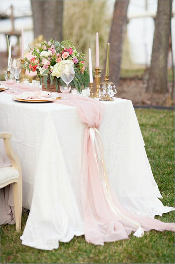 table-élégante-avec-une-nappe-blanche-fleurs-mariage-décoration-de-table-mariage