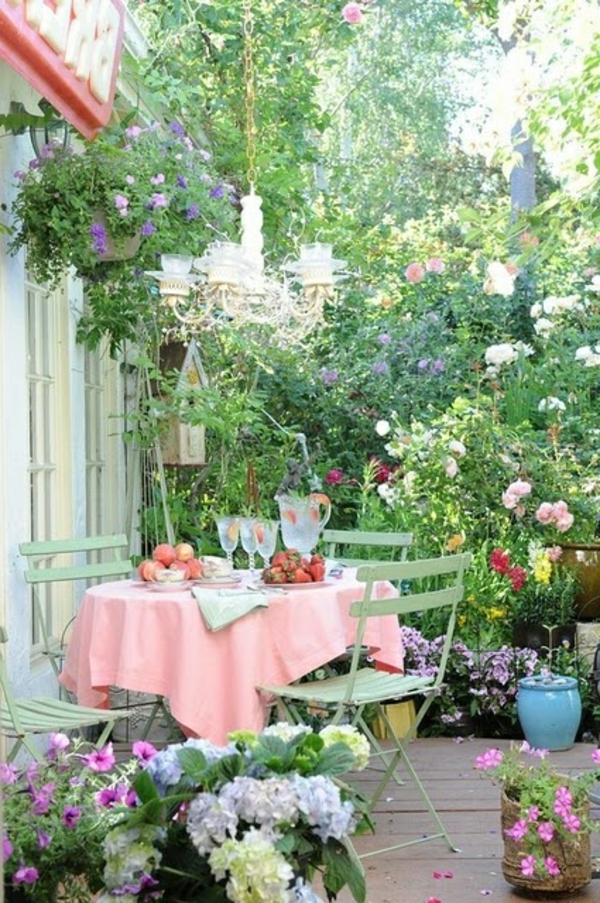 tables-de-jardin-chaises-en-fer-forgé-vert-nappe-rose-fleurs