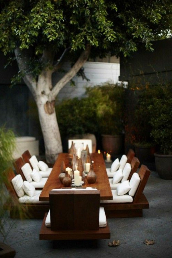 tables-en-bois-massif-chaises-jardin-cour-petit