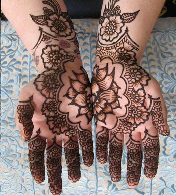 tatouage-henné-idees-creative-fleurs-sur-les-mains