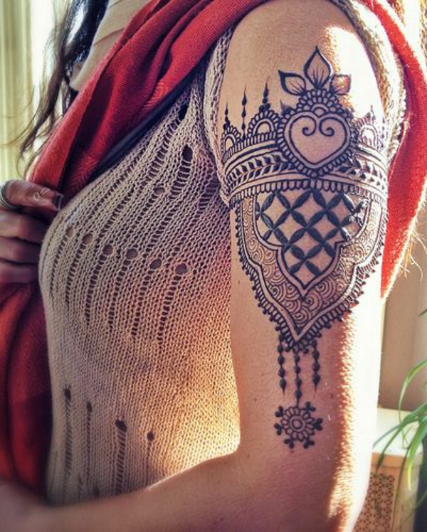 tatouage-henné-idees-creatives-main-epaules