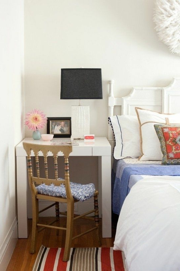 une-chambre-à-coucher-bien-décorée-table-ikea-chaise-lampe-coussins-ligne-lit