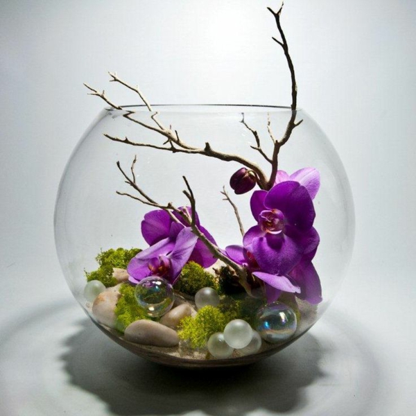 vase-boule-arrangement-de-petites-pierres-et-orchidée