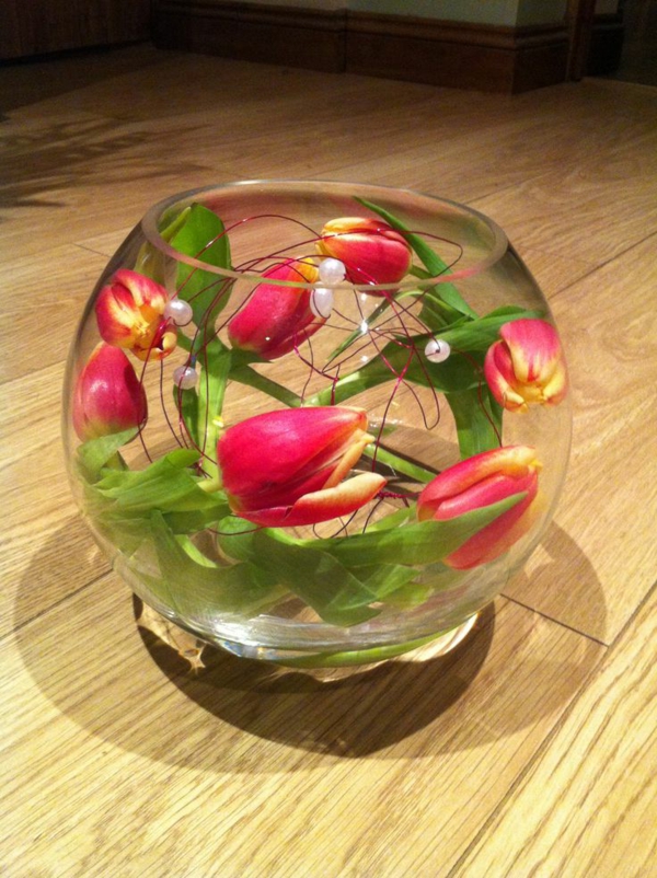 vase-boule-composition-avec-tulipes