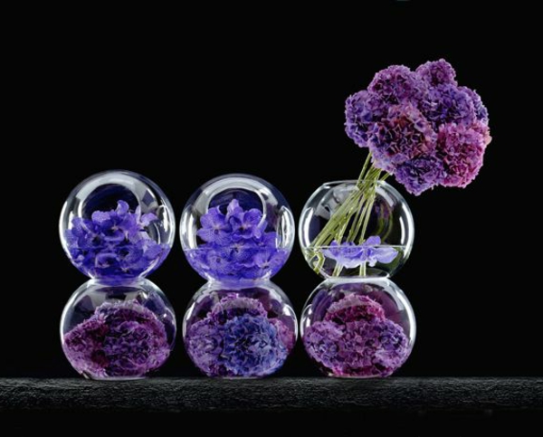 vase-boule-composition-de-vases-boules-remplis-avec-des-fleurs-lilas