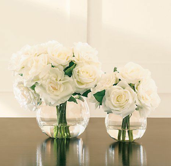 vase-boule-déco-avec-vase-rond-et-roses-blanches