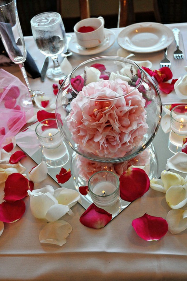 vase-boule-décoration-de-table-en-rose-et-blanc