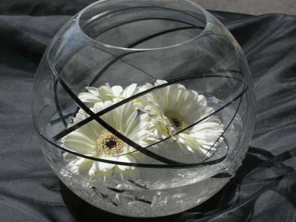 vase-boule-décoration-simple-avec-des-corolles-blanches