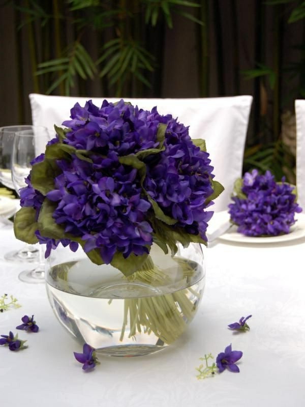 vase-boule-et-bouquet-de-violettes