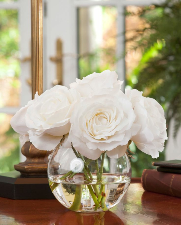vase-boule-roses-blanches-bien-arrangées