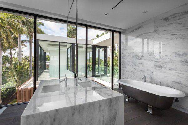 vasque-en-pierre-salle-de-bain-luxueuse-grand-comptoir-avec-évier-en-marbre