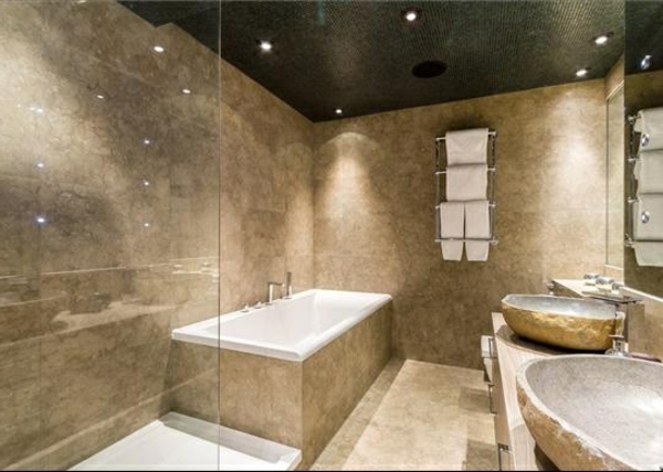 vasque-en-pierre-salle-de-bains-élégante-plafond-noir-mosaique