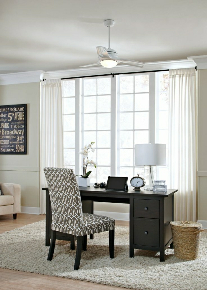 ventilateur-blanc-chambre-lampe-blanche-meubles-en-bois-marron-foncé-lampe-blanche