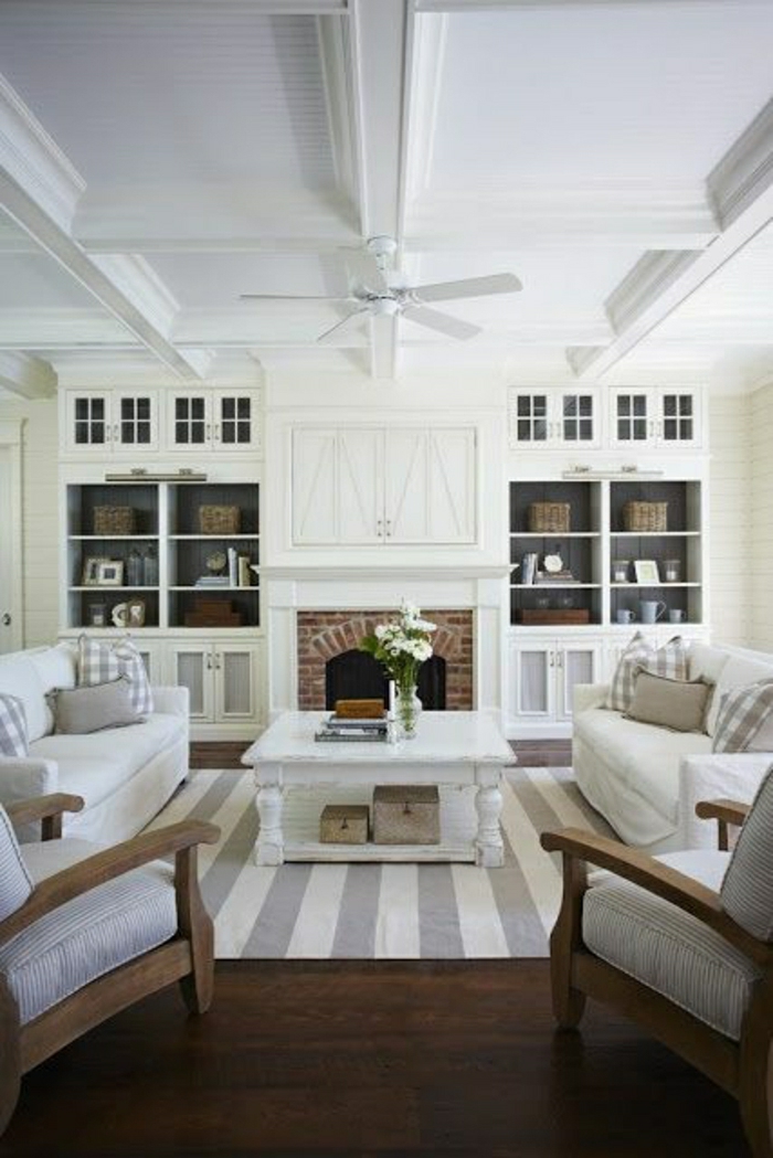 ventilateur-design-plafond-lustre-insolite-murs-blancs-salon-cheminée-de-briques-table-basse-en-bois