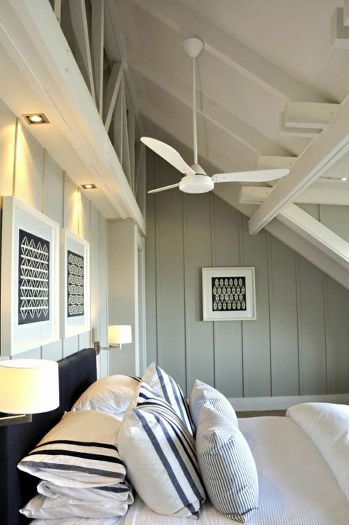 ventilateur-design-plafond-lustre-insolite-murs-en-bois-gris-coussins-linge-de-lit-élégant