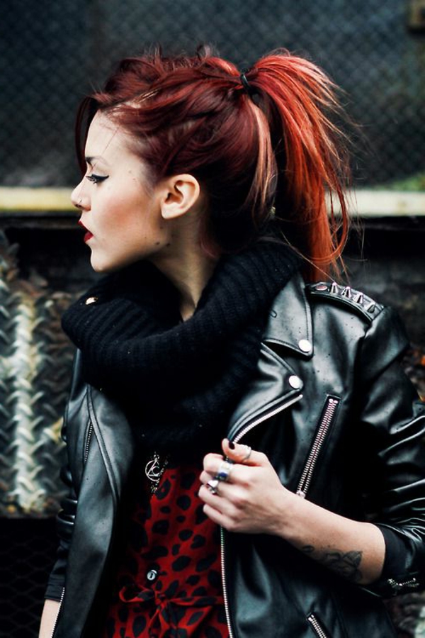 veste-en-cuir-noir-femme-cheveux-rouge-mode-rock