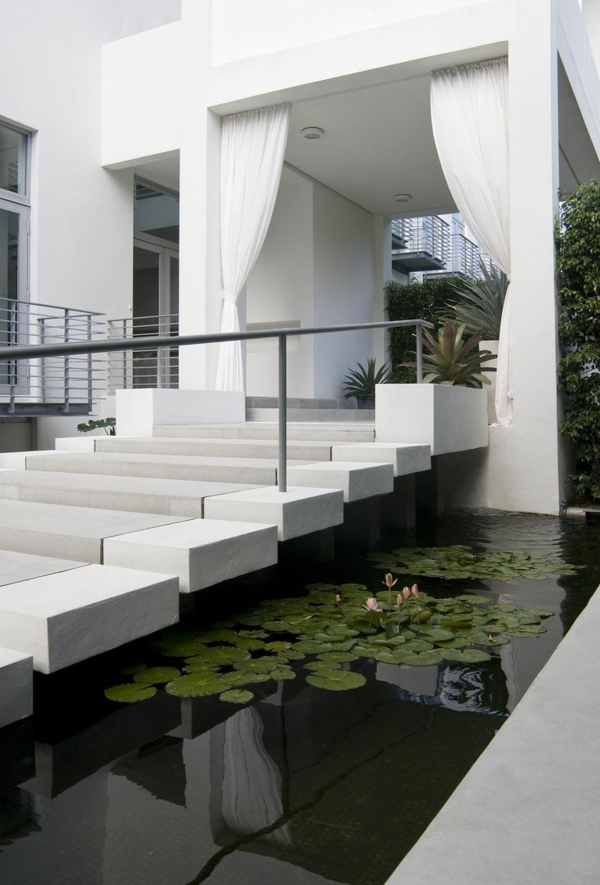 villa-contemporaine-escalier-blanc-élégant-et-piscine-avec-nénuphars
