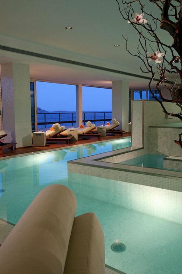 villa-contemporaine-piscine-intérieure-dans-une-maison-près-de-la-mer