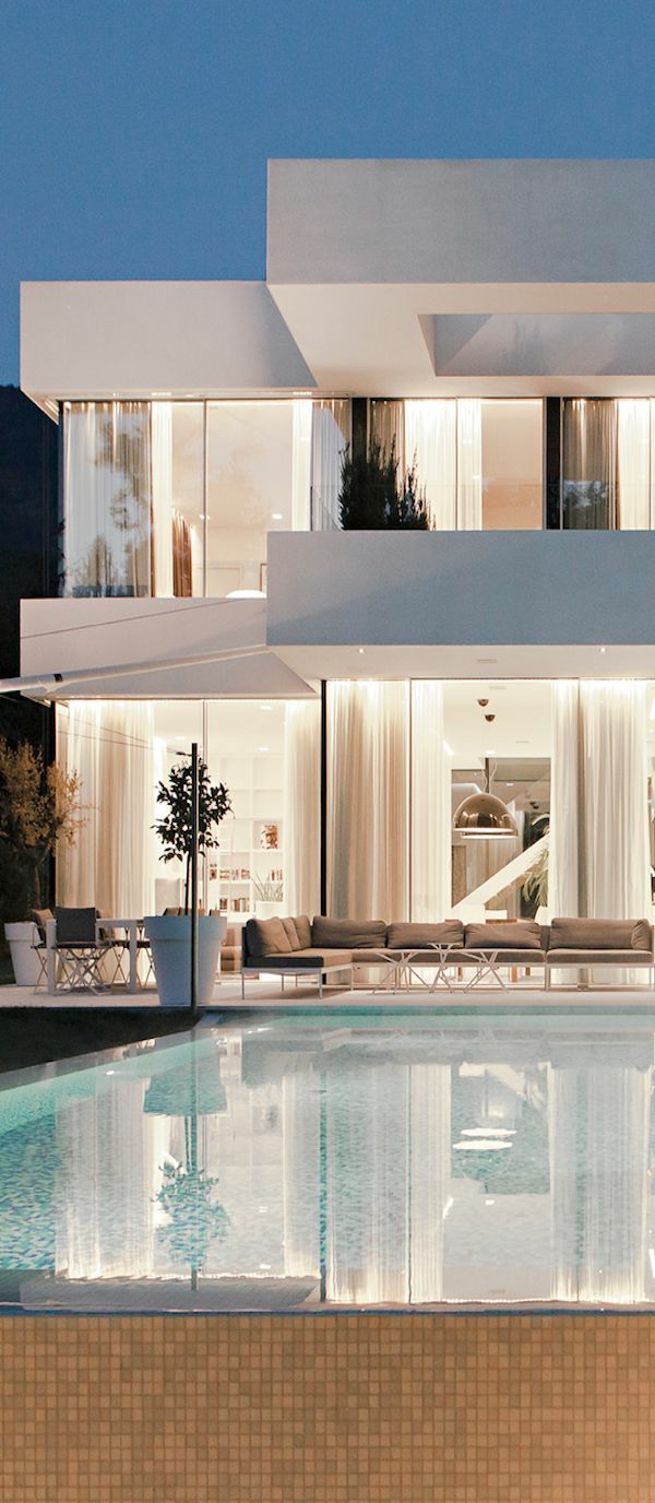 villa-contemporaine-piscine-reflétante-la-maison-blanche